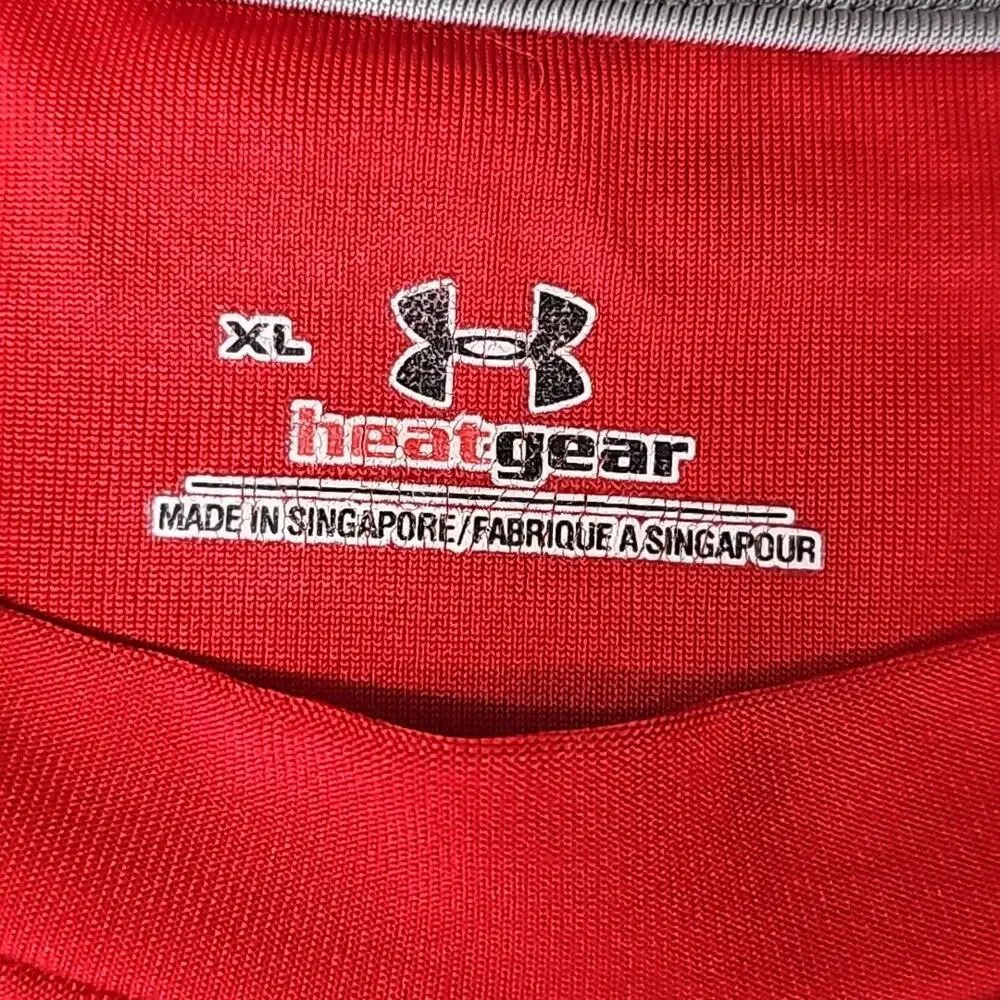 Under Armour Heatgear Mens Sz XL Red Short Sleeve Layering Workout Tee Shirt
